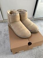 UGG Mini Sand Maat 38 - Gedragen, Kleding | Dames, Schoenen, Ophalen of Verzenden, Gedragen, Beige, Lage of Enkellaarzen