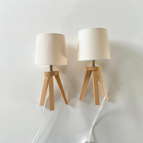 Set van 2 mooie tafellampen hout + witte kapjes driepoot, Huis en Inrichting, Lampen | Tafellampen, Zo goed als nieuw, Minder dan 50 cm