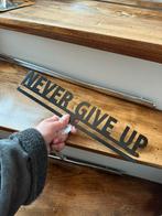 Never give up | metalen wandbordje, Huis en Inrichting, Woonaccessoires | Tekstborden en Spreuken, Ophalen of Verzenden, Zo goed als nieuw