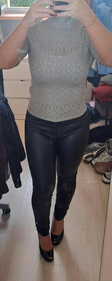 Grijze top Nikkie. beschikbaar voor biedingen