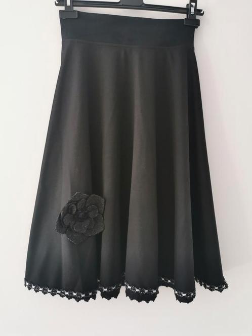 Midi-rok met bloem mt. S, Kleding | Dames, Rokken, Zo goed als nieuw, Maat 36 (S), Zwart, Onder de knie, Verzenden