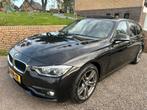 320i 184PK Touring High Exec AUT PANO Rijd als nieuw, Auto's, 1998 cc, 1800 kg, Zwart, 3-Serie