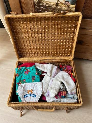 Rieten koffertje vol met poppenkleertjes. beschikbaar voor biedingen