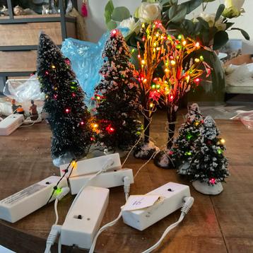 16. Kerstboompjes met gekleurd lichtjes voor kerstdorp! beschikbaar voor biedingen