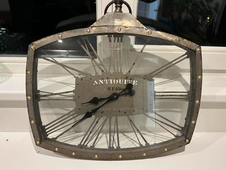 Stalen Wandklok Antiek Look, Antiek en Kunst, Antiek | Klokken, Ophalen of Verzenden