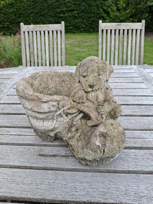 Betonnen tuinbeeld bloempot schoen met puppy, Tuin en Terras, Tuinbeelden, Gebruikt, Dierenbeeld, Beton, Ophalen