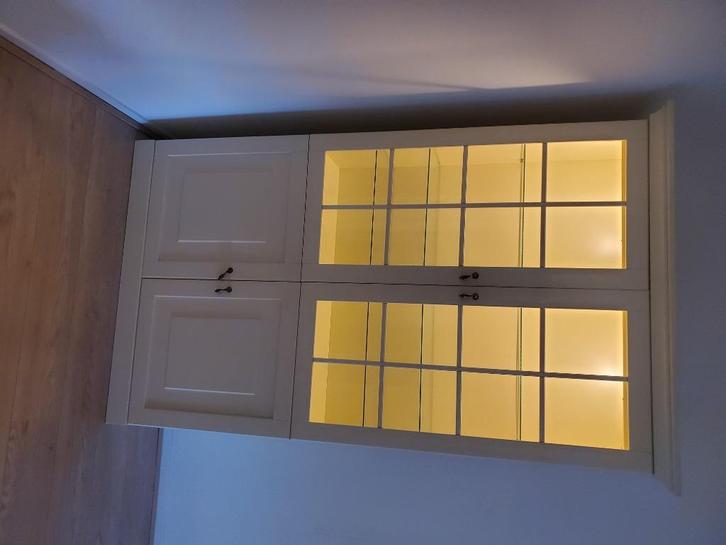 Hout en glas vitrine kast, Huis en Inrichting, Kasten | Vitrinekasten, Gebruikt, 150 tot 200 cm, 50 tot 100 cm, 25 tot 50 cm, Met plank(en)