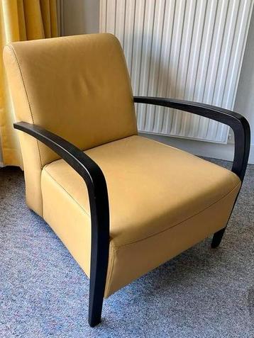 Gele Leren Fauteuils met Houten Armleuningen beschikbaar voor biedingen