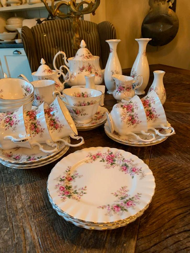 Royal Albert servies met rozenmotief lavender rose, Antiek en Kunst, Antiek | Servies compleet, Ophalen of Verzenden
