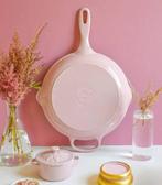 Le creuset skillet 26 cm chiffon pink, Huis en Inrichting, Keuken | Potten en Pannen, Ophalen, Zo goed als nieuw, Gietijzer, Koekenpan of Braadpan