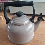 Le Creuset Fluitketel - Taupe, Huis en Inrichting, Keuken | Keukenbenodigdheden, Ophalen of Verzenden