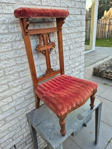 Vintage Bidstoeltje met Kruis beschikbaar voor biedingen