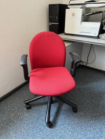 Kantoorstoel in rood beschikbaar voor biedingen