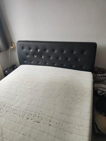 Tweepersoonsbed met zwart hoofdbord met matras en topper beschikbaar voor biedingen