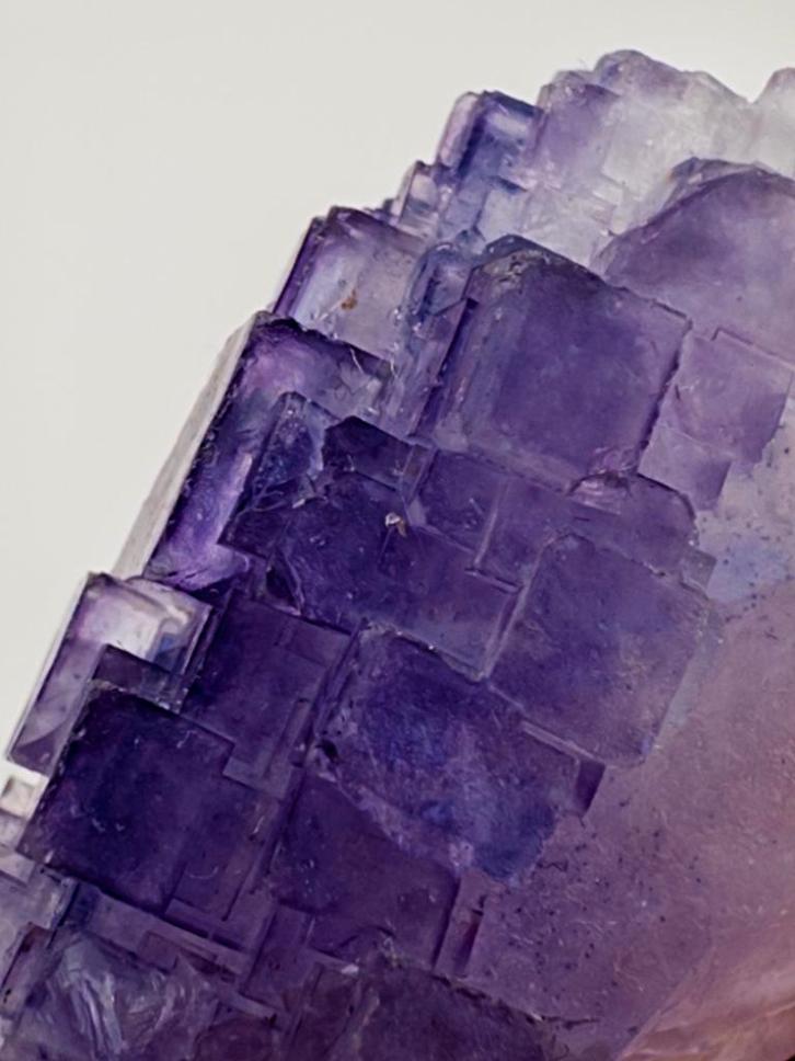 Paarse ‘QR-code’ fluoriet – Xinjiang, China (1), Verzamelen, Mineralen en Fossielen, Mineraal, Ophalen of Verzenden