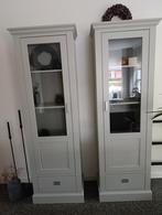 Twee vitrine kasten met glazen deur, Huis en Inrichting, Kasten | Vitrinekasten, Ophalen of Verzenden, Zo goed als nieuw, 25 tot 50 cm