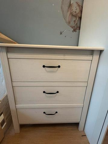 IKEA plank met 3 planken beschikbaar voor biedingen