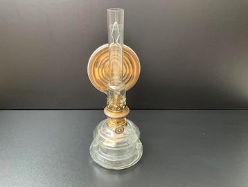 Mooie antieke olielamp met gemerkt glas beschikbaar voor biedingen