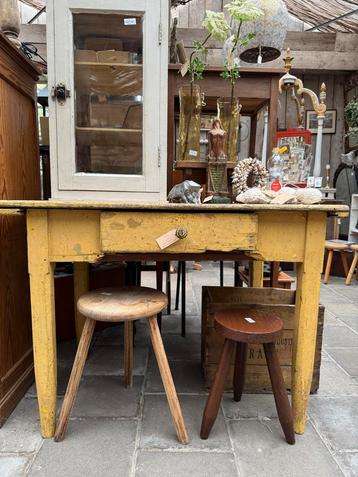 Antieke Gele Tafel met Lade - 105cm Breedte, Robuust Designt beschikbaar voor biedingen