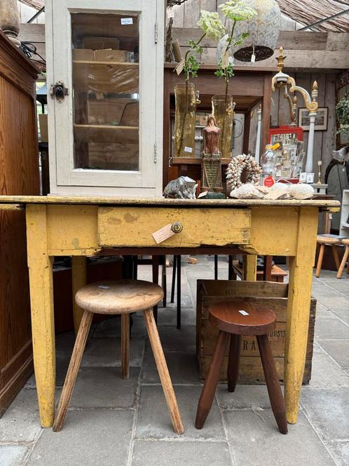 Antieke Gele Tafel met Lade - 105cm Breedte, Robuust Designt, Antiek en Kunst, Antiek | Meubels | Tafels, Ophalen