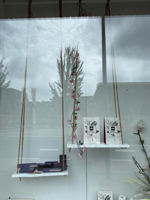 2 houten showschommels., Huis en Inrichting, Woonaccessoires | Droogbloemen, Zo goed als nieuw, Ophalen