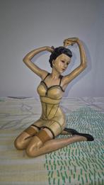 Retro Beelden Dame in Hemdje en Jarretels - Polyresin, Antiek en Kunst, Ophalen of Verzenden
