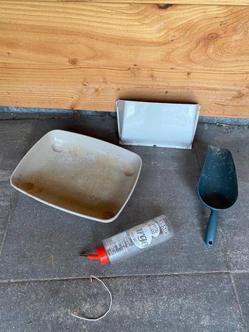 Drinkfles, voederruif, toilet en schepje beschikbaar voor biedingen