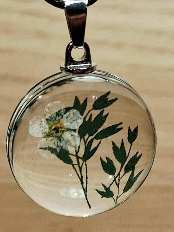 ronde glazen hanger witte bloem, Sieraden, Tassen en Uiterlijk, Kettinghangers, Nieuw, Glas of Kristal, Wit, Ophalen of Verzenden