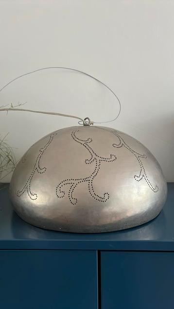 Hanglamp, zilverkleurig, geperforeerde decoratie beschikbaar voor biedingen