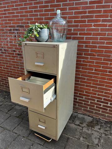 Vintage Lips Archiefkast - Industrieel beschikbaar voor biedingen