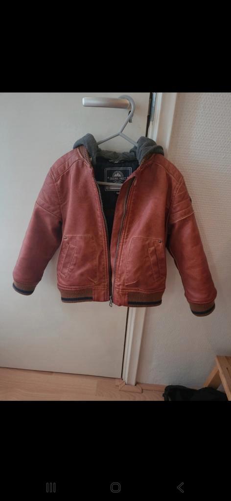 Bruine immitatie leren jas met capuchon maat 104, Kinderen en Baby's, Kinderkleding | Maat 104, Zo goed als nieuw, Jongen, Jas