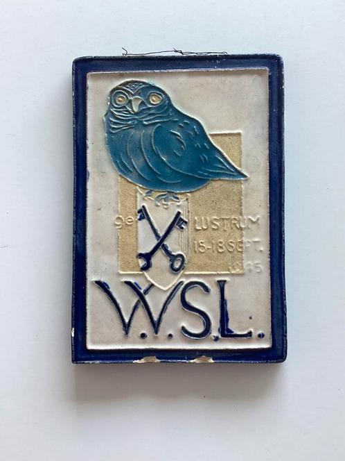 Cloisonné tegel W.S.L VVSL 9e lustrum 1945 Gerrit de Blanken, Antiek en Kunst, Antiek | Wandborden en Tegels, Ophalen of Verzenden