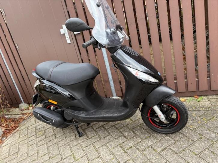 Piaggio Zip 4T ** als nieuw / 1e eigenaar**, Fietsen en Brommers, Scooters | Piaggio, Zo goed als nieuw, Zip, Maximaal 25 km/u