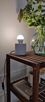 Industriële tafellamp beton-look – minimalistisch design, Ophalen of Verzenden, Zo goed als nieuw, Minder dan 50 cm