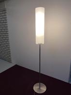 Staande design lamp van Rvs met mat glazen kap, Huis en Inrichting, Lampen | Vloerlampen, Ophalen, Zo goed als nieuw, 150 tot 200 cm
