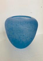 Glazen blauwe vaas van Henry Dean, Huis en Inrichting, Minder dan 50 cm, Glas, Blauw, Gebruikt