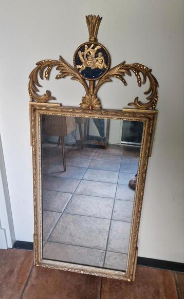 Unieke Louis XVI stijl spiegel met mooi ornament met putti beschikbaar voor biedingen