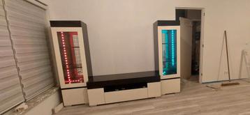 Tv dressoir Moet snel weg. Met werkende ledverlichting beschikbaar voor biedingen