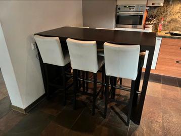 Bar tafel met 6 creme leer bar krukken erbij! Moet weg beschikbaar voor biedingen