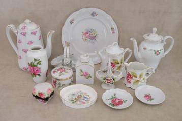 Servies met roosjes decor  vintage brocante porselein beschikbaar voor biedingen