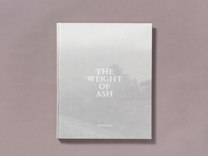 Ian Bates - The Weight Of Ash (gesigneerd!), Boeken, Kunst en Cultuur | Fotografie en Design, Nieuw, Fotografen, Ophalen of Verzenden