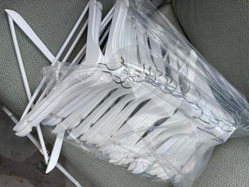 100 witte houten kledinghangers €0,50 per stuk beschikbaar voor biedingen