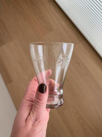 Oud glasservies met bloemmotief beschikbaar voor biedingen