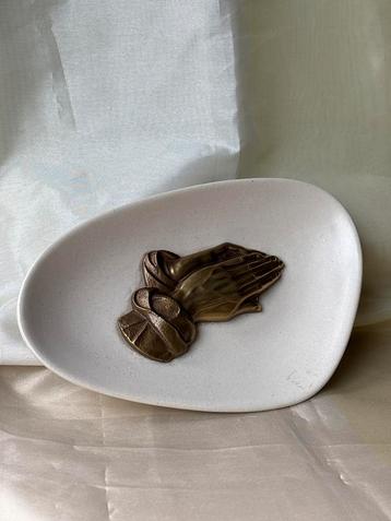 Wandbordje gebroken wit met koperen handen - Germany beschikbaar voor biedingen