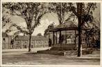 Martinikerkplein met muziektent in Sneek., Verzamelen, Ansichtkaarten | Nederland, Ophalen of Verzenden, 1920 tot 1940, Ongelopen