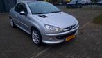 Peugeot 206 CC – Goed rijdende cabrio – APK tot 05 12 2025, Auto's, Peugeot, Voorwielaandrijving, Stof, Zwart, 4 cilinders