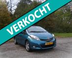 Toyota Yaris 1.0 VVT-i Dynamic . 5 Drs . Airco . LMV . Trekh, Auto's, Euro 5, Stof, Origineel Nederlands, Bedrijf
