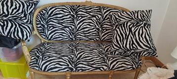 Sofa,bankje in zebraprint,2 zits,leuning,goudkleurig beschikbaar voor biedingen