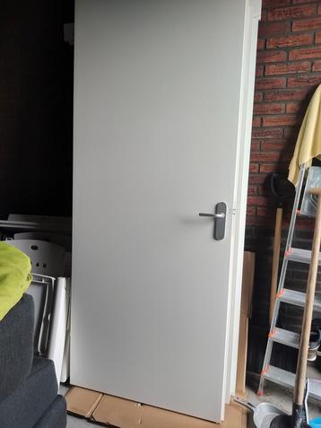 Rechtsdraaiende opdekdeur Svedex. Weg is weg. beschikbaar voor biedingen