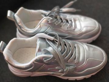 Zilver Glanzende Sneakers met Comfort Zolen maat 40 beschikbaar voor biedingen